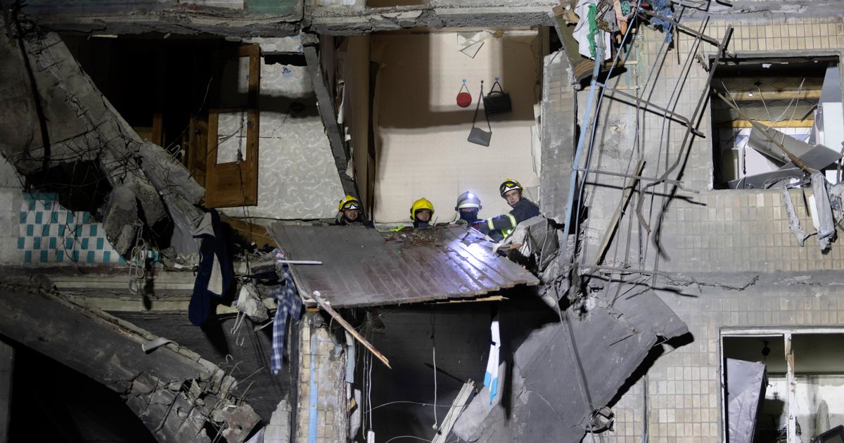 12 heridos al estrellarse una bomba planeadora rusa en un edificio de apartamentos en Ucrania