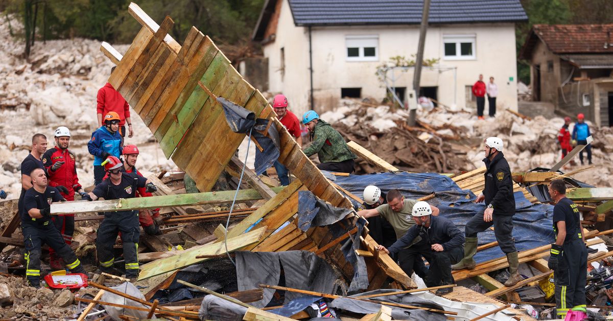 Equipos de rescate buscan desaparecidos tras inundaciones y deslizamientos de tierra matan al menos a 16 personas en Bosnia