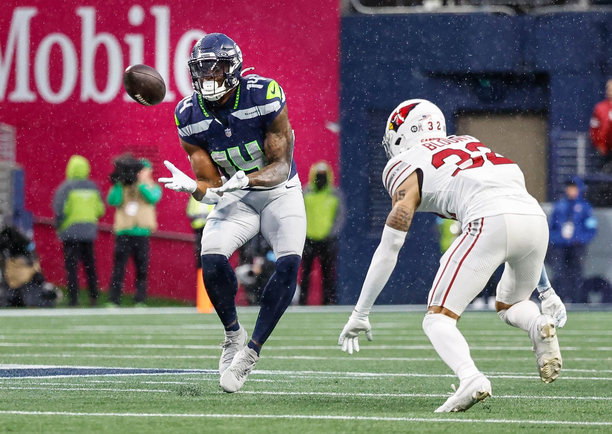 Here's the latest on DK Metcalf's shoulder injury as Seahawks prepare to  face Jets | The Seattle Times