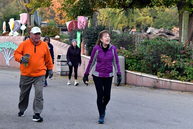 Члены клуба «Прогулки для здоровья» проходят по тропинкам мимо вольеров для животных утром в зоопарке Луисвилла в Луисвилле, штат Кентукки, в пятницу, 18 октября 2024 года. (AP Photo/Timothy D. Easley)