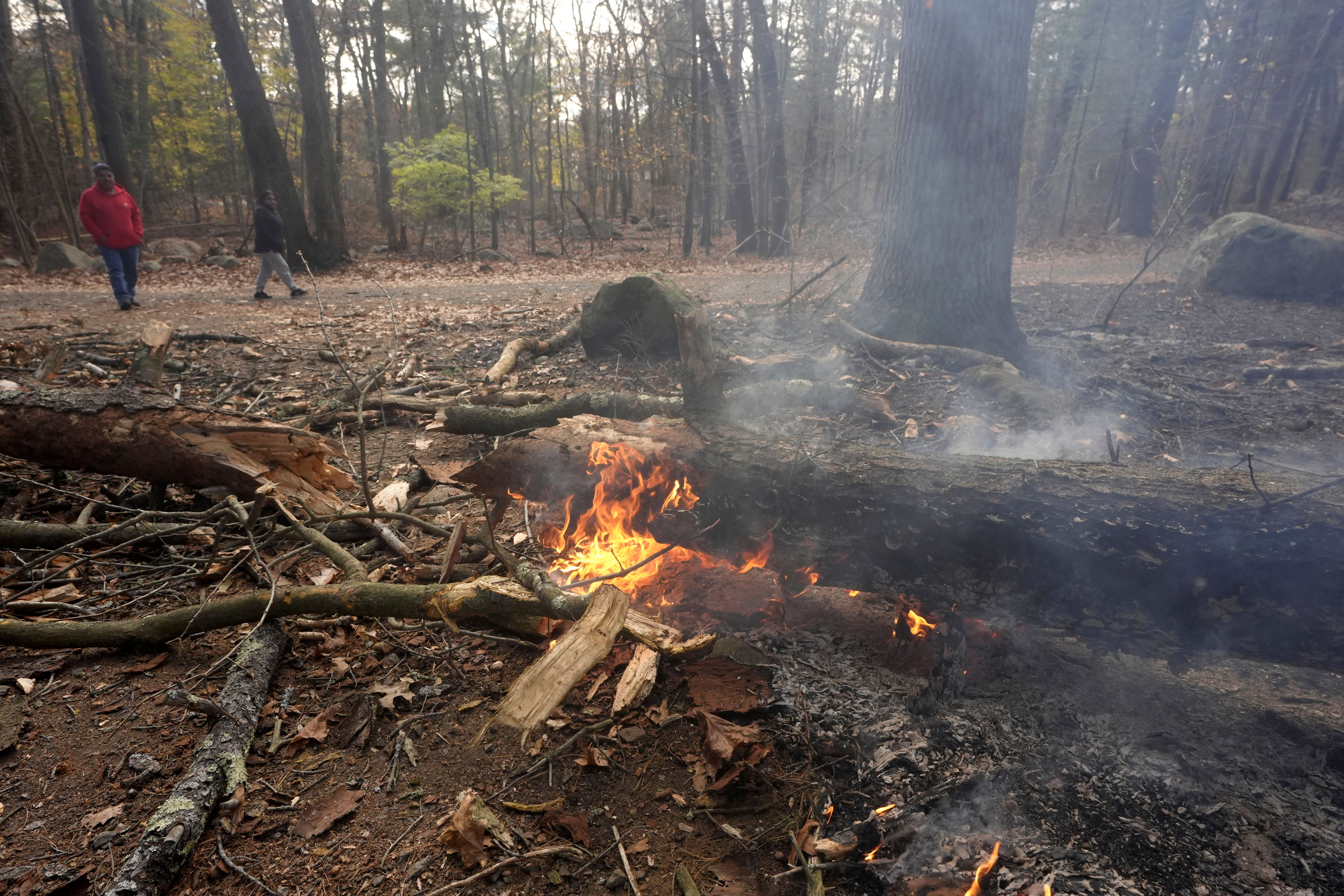 north woods fire set ノースウッズ サンゾー工務店 Fire crews on both US coasts battle wildfires; 1 death in New York