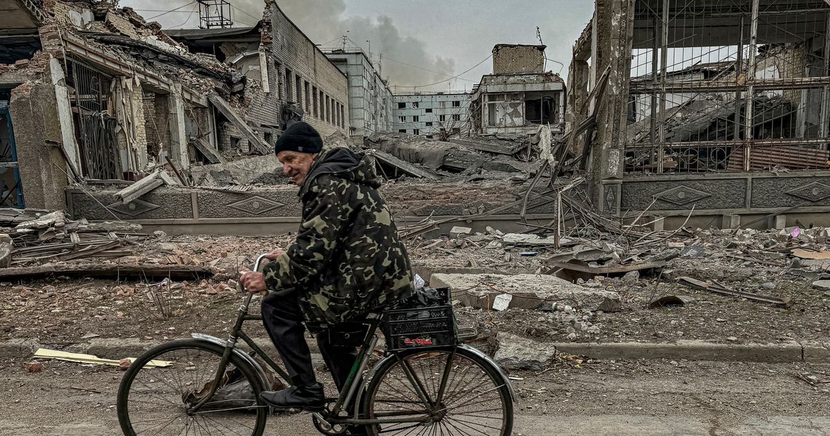 As Russian forces close in on Kurakhove, hundreds of residents remain in the front-line city