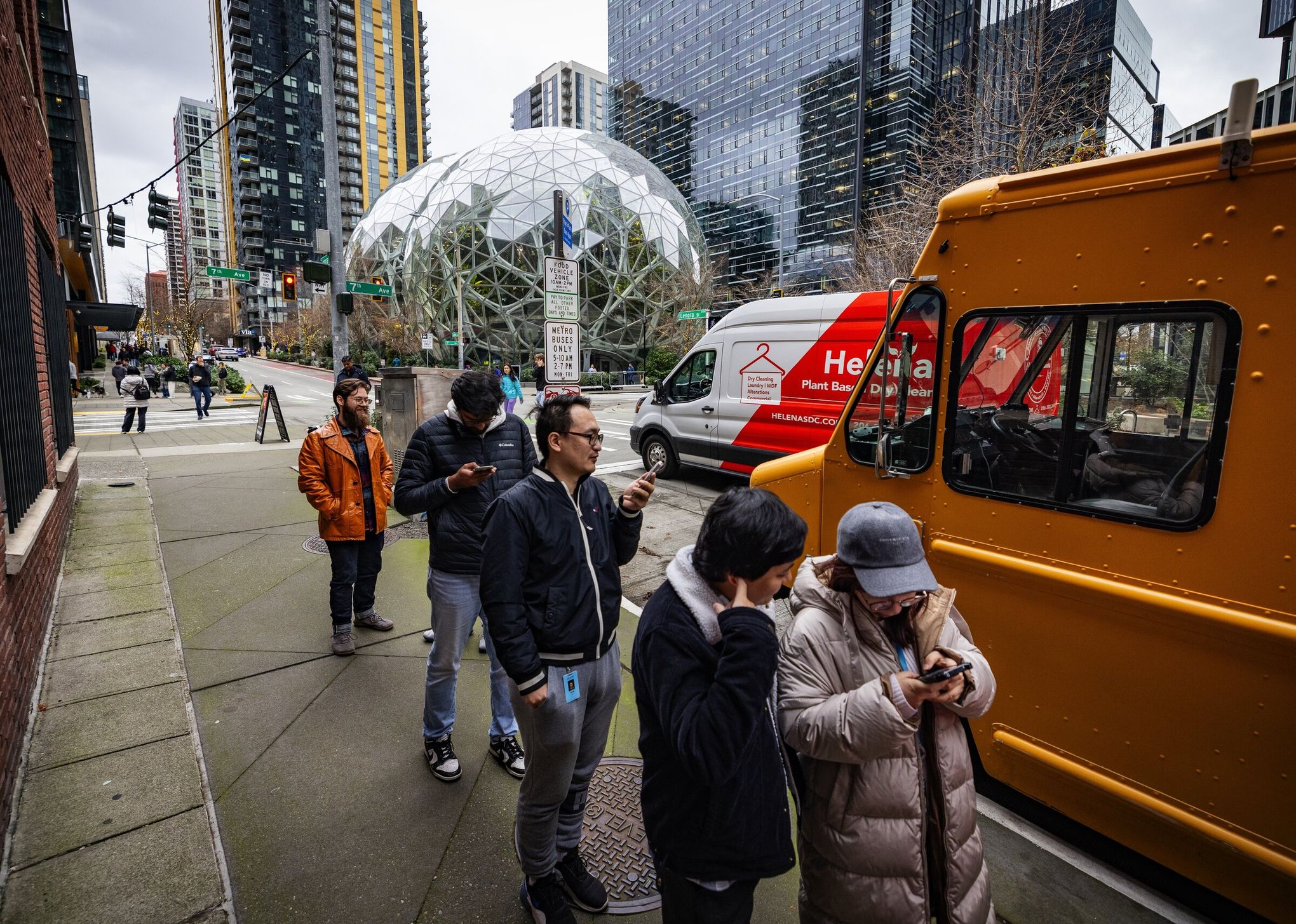 Amazon's Seattle campus still quiet as 5-days-in-office deadline hits | The  Seattle Times
