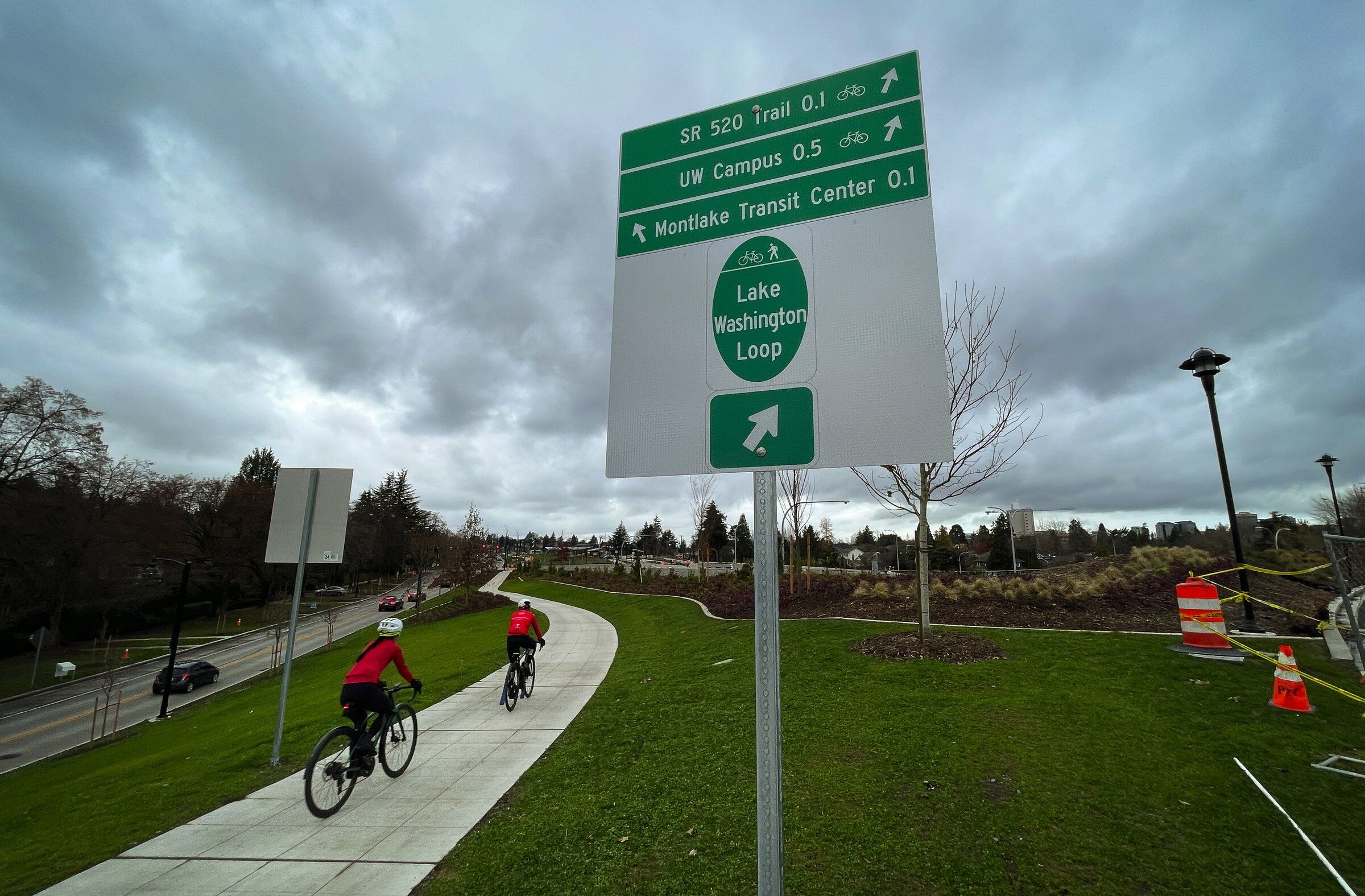 A new Seattle bike bridge arrives at Montlake | The Seattle Times