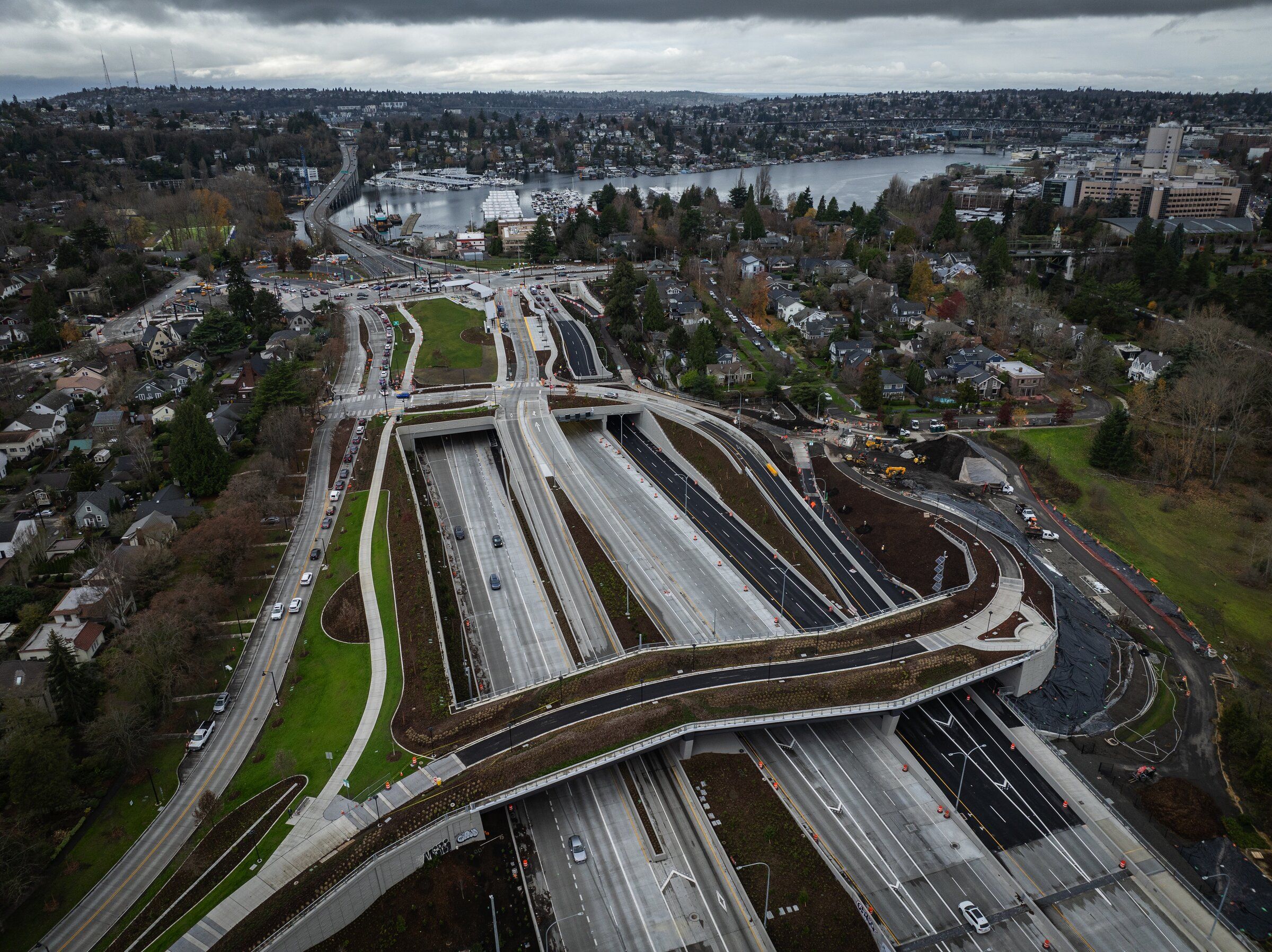 A new Seattle bike bridge arrives at Montlake | The Seattle Times