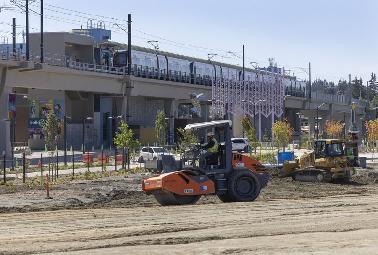 Будущее доступное жилье будет расположено рядом со станцией Lynnwood City Center, где из некоторых окон будет открываться вид на проходящие поезда общественного транспорта. (Эллен М. Баннер / The Seattle Times)