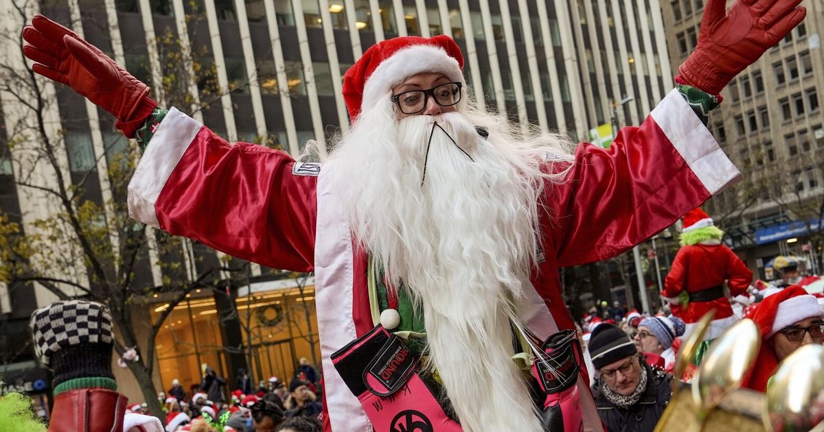 Thousands of Santas and a few Grinches hit the streets for annual SantaCon bar crawls The