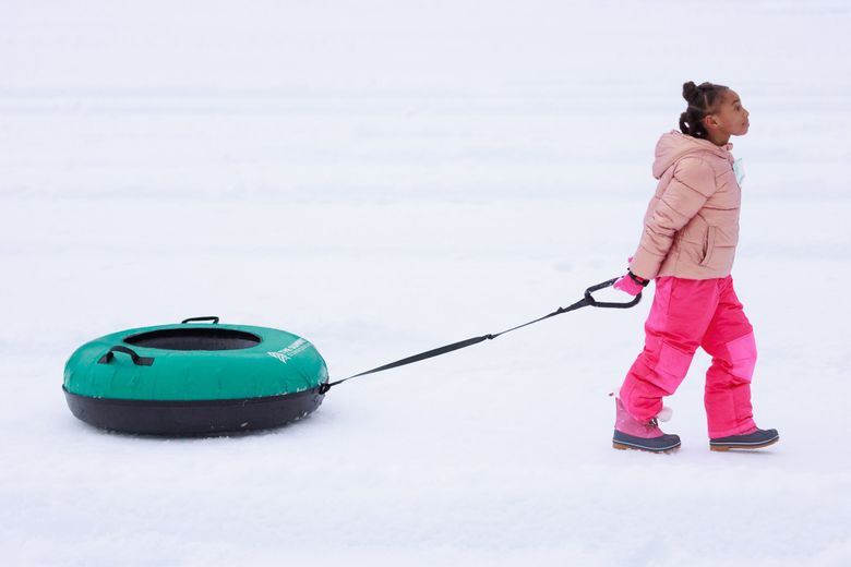 8-летняя Эдди завершает катание на тюбинге с семьей в парке Summit Tubing Park на перевале Сноквалми во вторник. (Фото: Эрика Шульц / The Seattle Times)