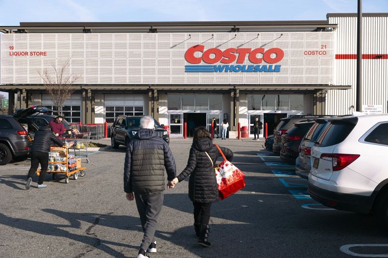 Покупатели возле магазина Costco в Байонне, штат Нью-Джерси. В четверг базирующийся в Иссакуа ритейлер опубликовал финансовые результаты. (Bloomberg)