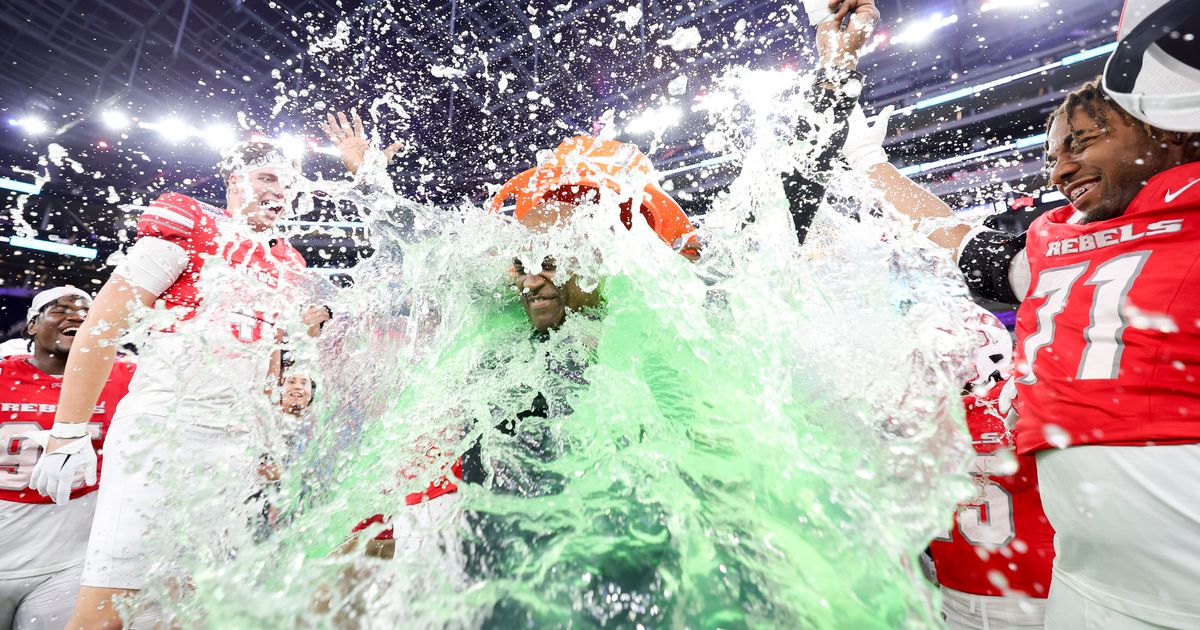 HajjMalik Williams throws 2 TDs passes to help No. 24 UNLV beat Cal 24