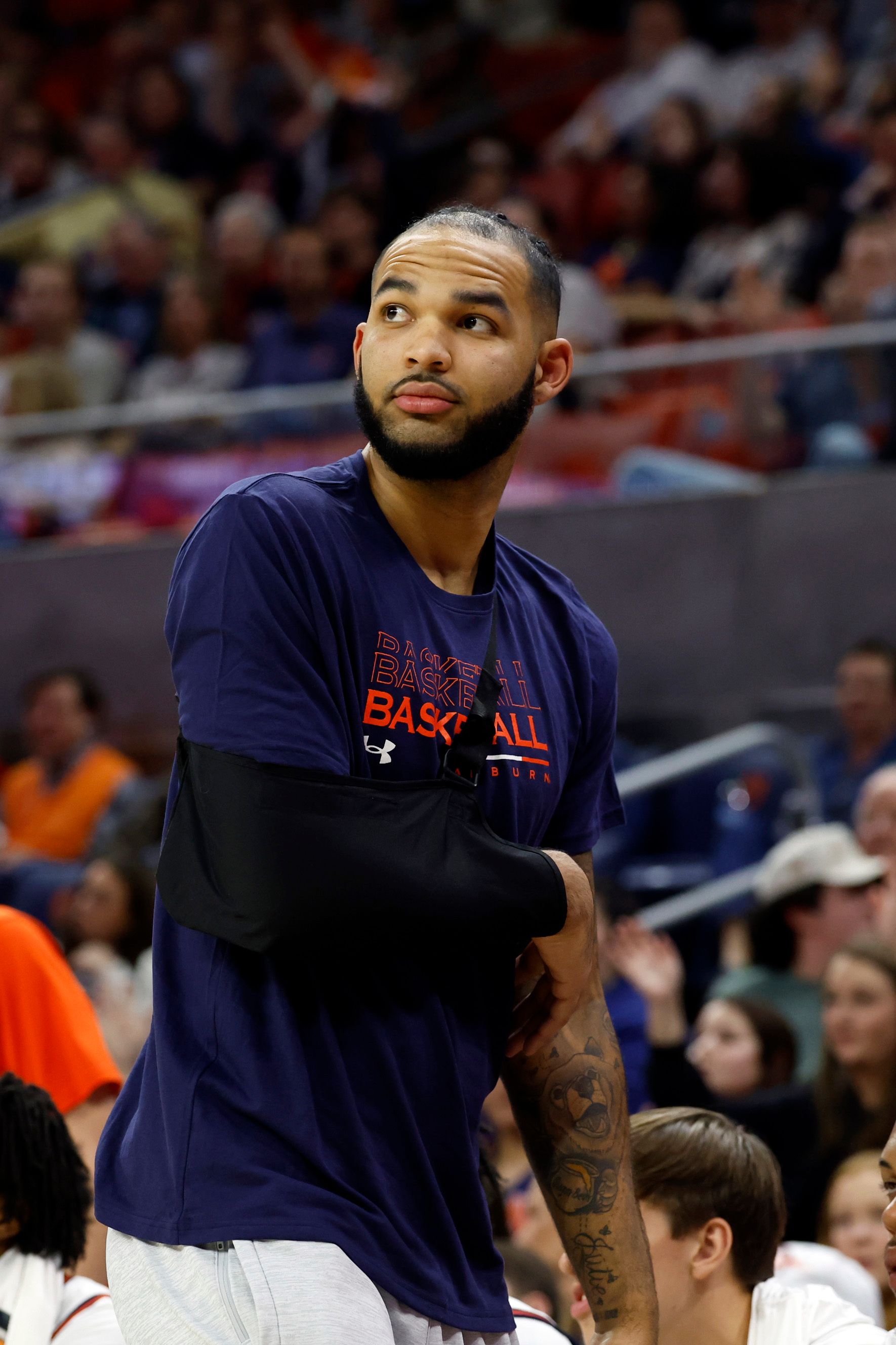 Auburn standout center Johni Broome injures right shoulder in