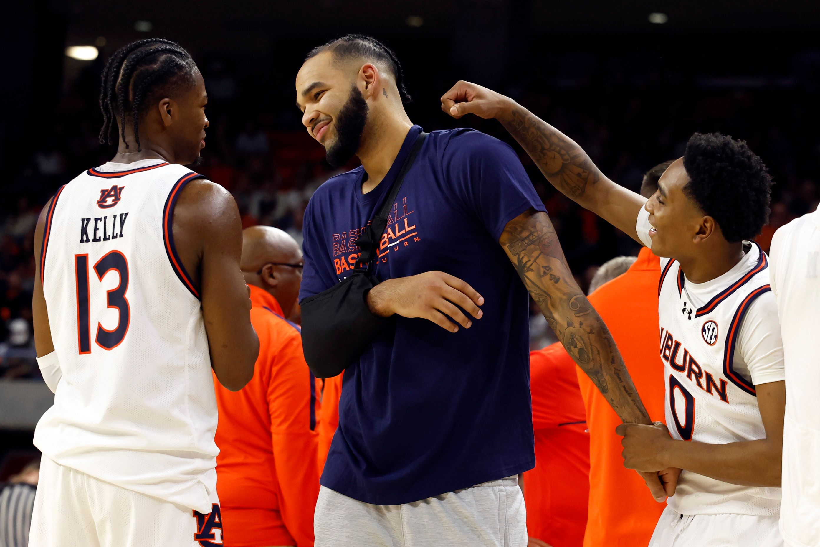 Auburn standout center Johni Broome injures right shoulder in