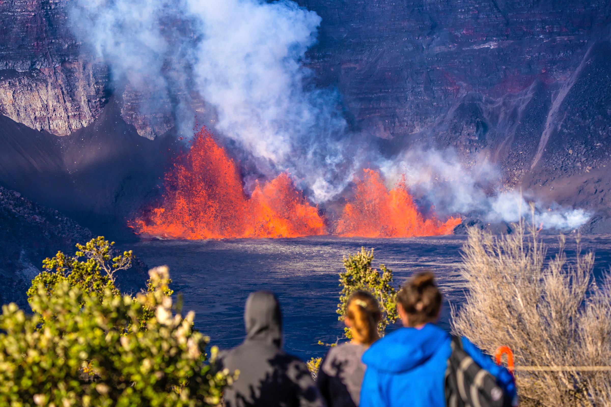 Stunning photos show lava erupting from Hawaiis Kilauea volcano