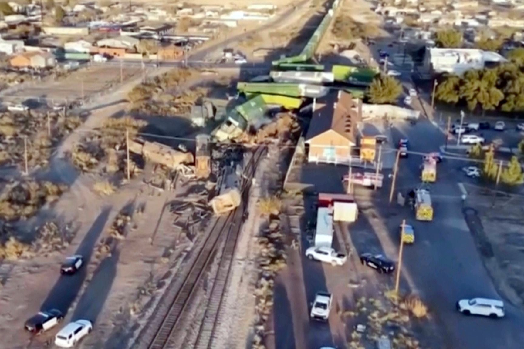 2 killed, 3 injured when freight train derails in small West Texas