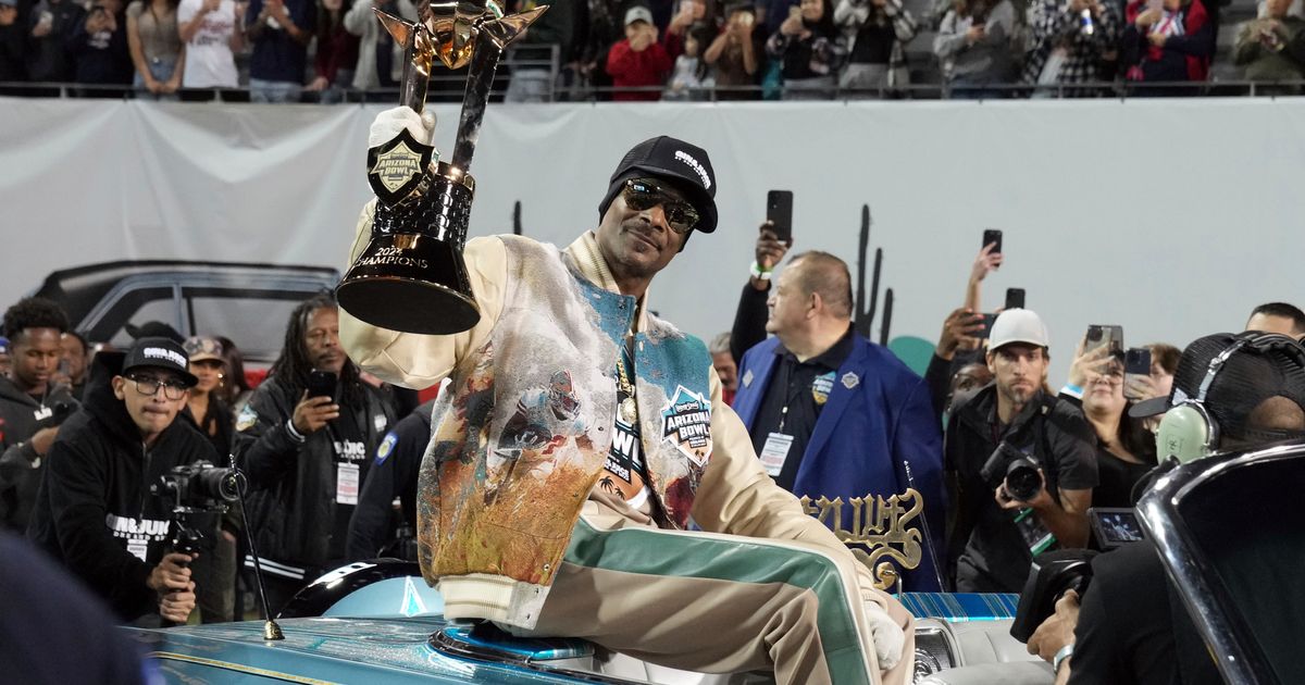 Snoop’s game: Snoop Dogg thrills the crowd in the bowl that bears his name