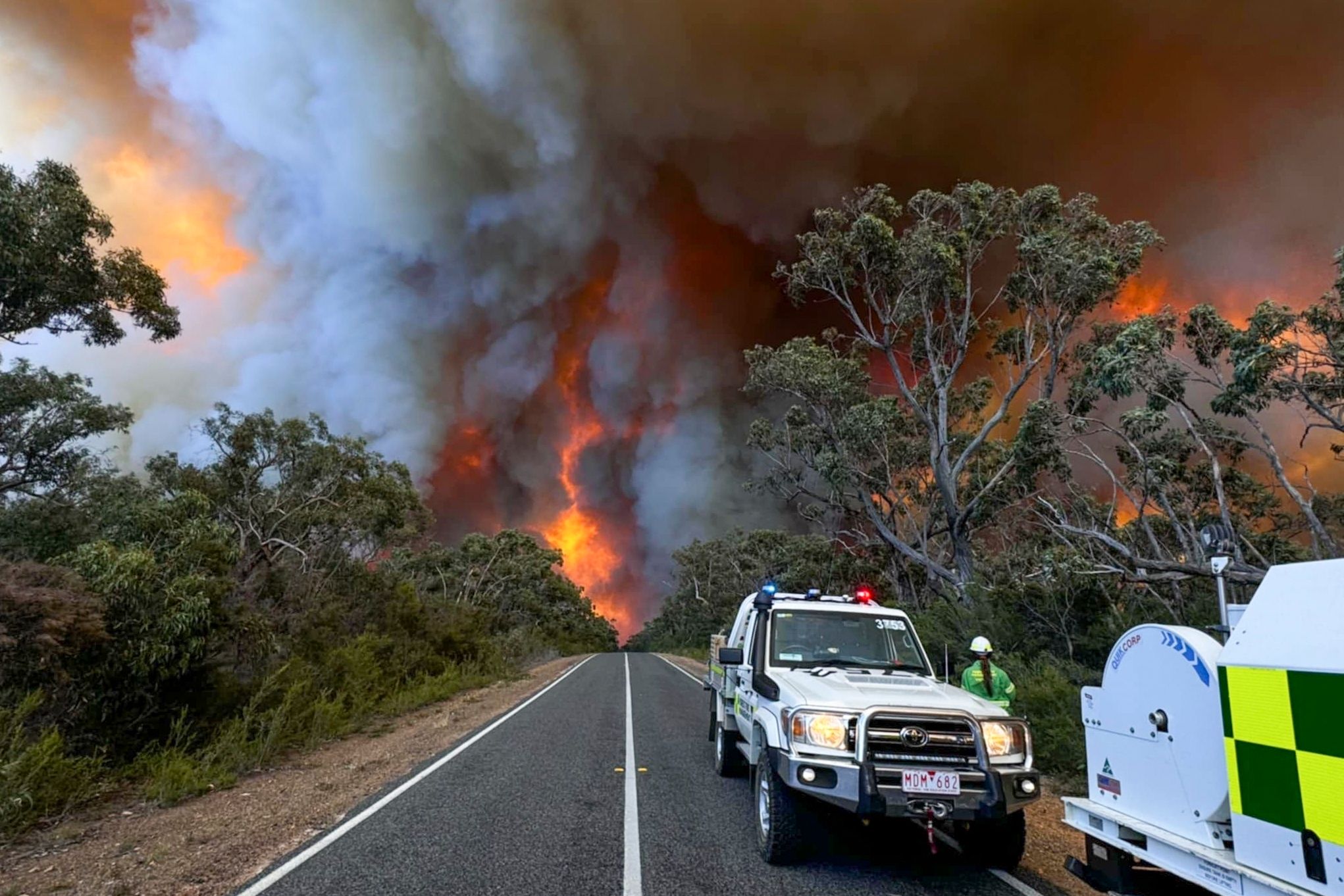 Heat wave leads to warnings of potentially devastating wildfires in southern Australia