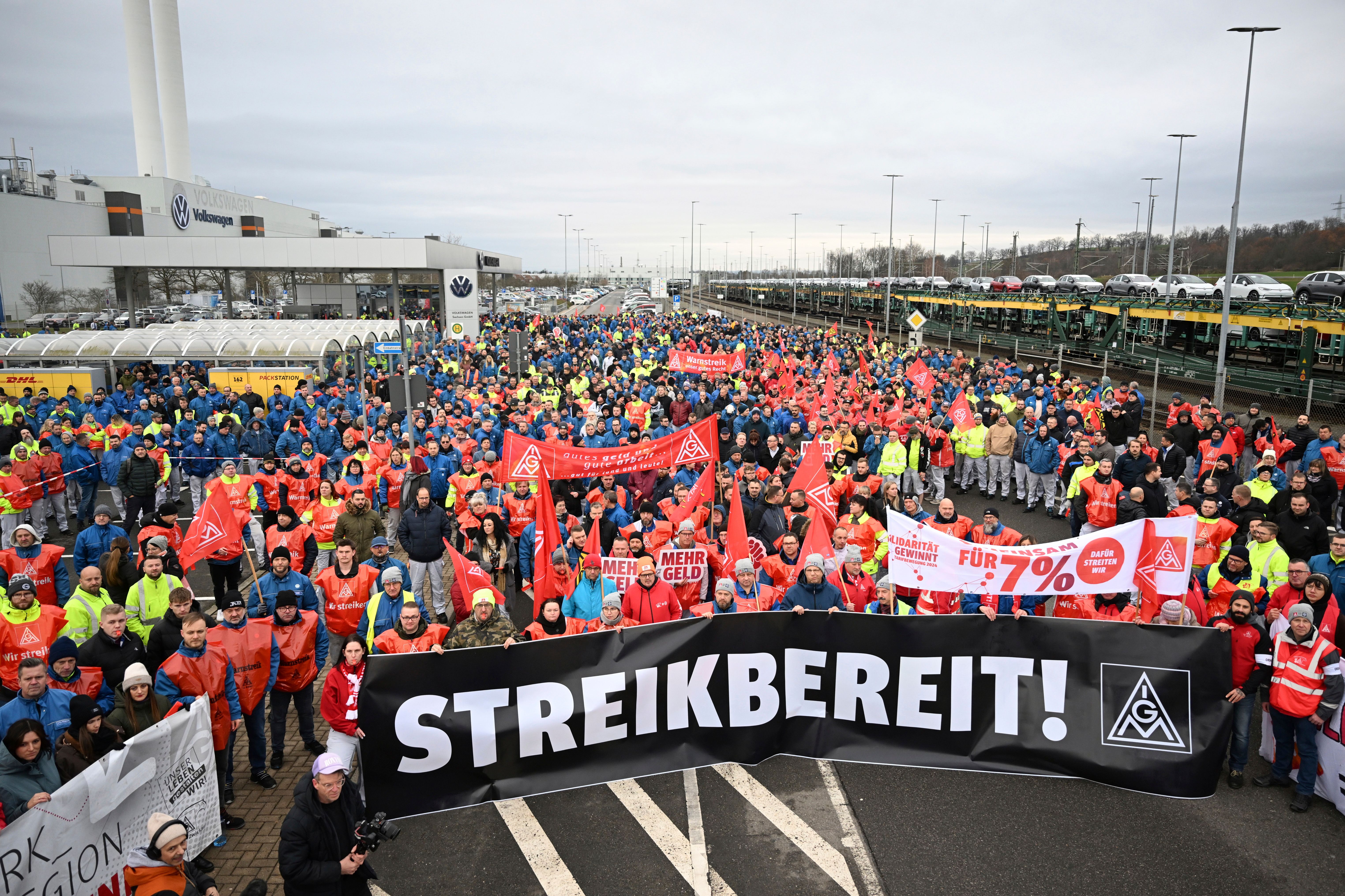 Volkswagen Workers Hold 2-hour Strikes To Push Back Against Proposed ...