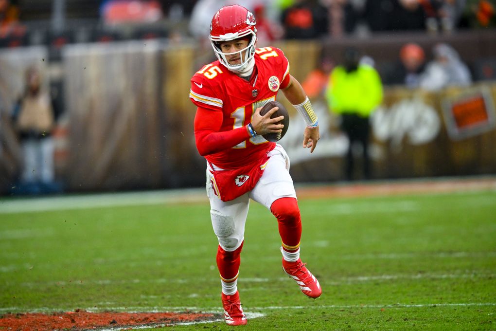 Chiefs QB Patrick Mahomes plans to play against Texans on Saturday despite  his high-ankle sprain | The Seattle Times