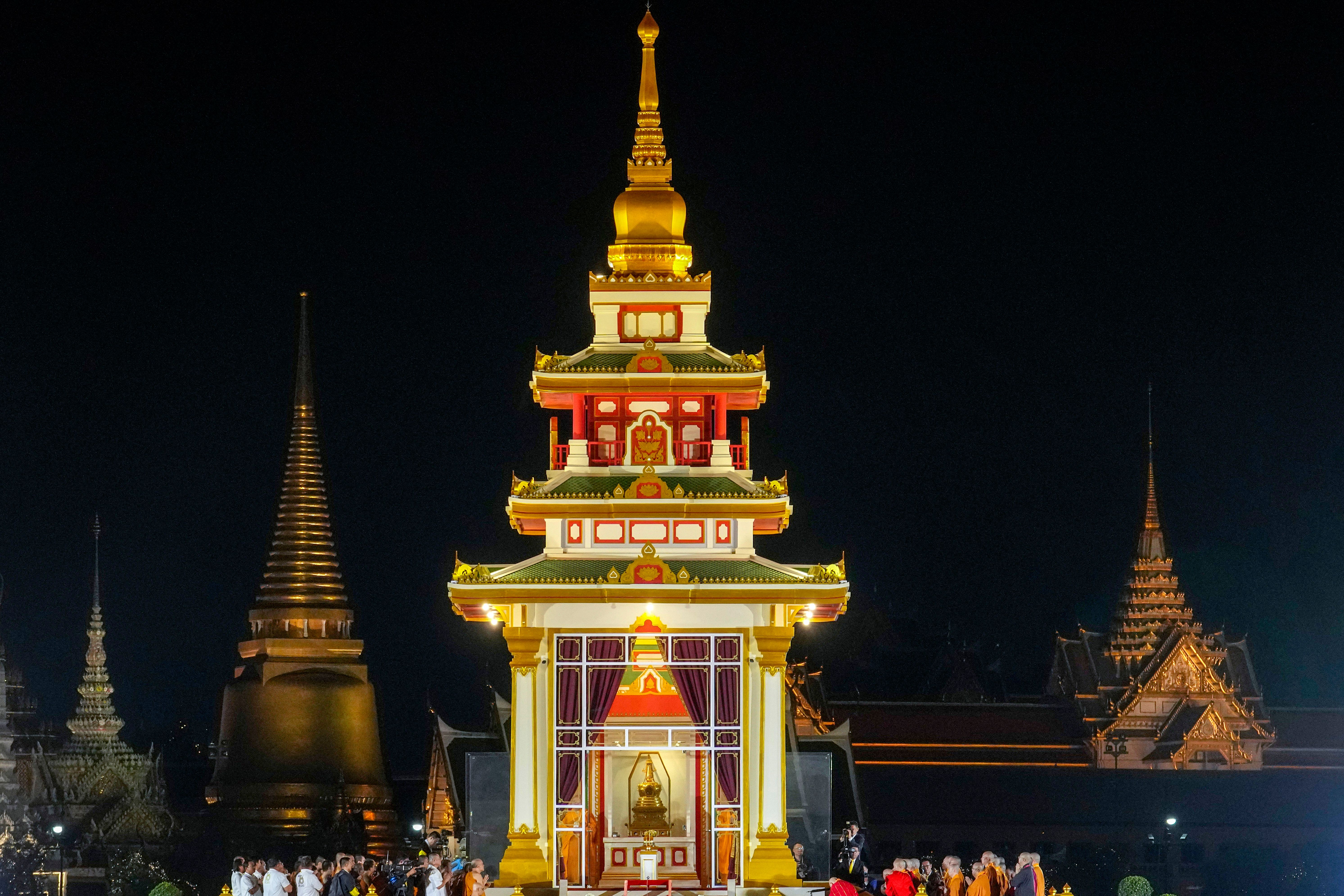 Relic of the Buddha loaned by China gets a warm welcome in Relic of the Buddha loaned by China gets a warm welcome in