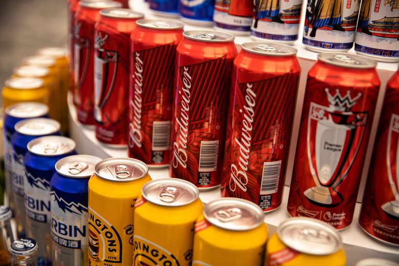 Пивная продукция Budweiser, производимая компанией Anheuser-Busch InBev. В пятницу главный хирург США Вивек Мурти сделал шаг к лучшему освещению связи между раком и алкоголем, призвав обновить предупреждающие надписи на алкогольных напитках, чтобы включить информацию о риске развития рака. (Kyle Lam / Bloomberg)