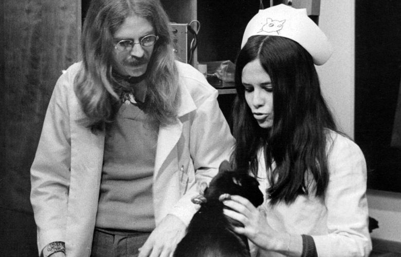 FILE – Carole Wilbourn, right, and Paul Rowan examining a feline patient in 1974. Wilbourn, a self-described cat therapist, who was known for her skill in decoding the emotional life of cats, as confounding as that would seem to be, died on Dec. 23, 2024, at her home in Manhattan. She was 84. (Bill Aller/The New York Times) XNYT0951