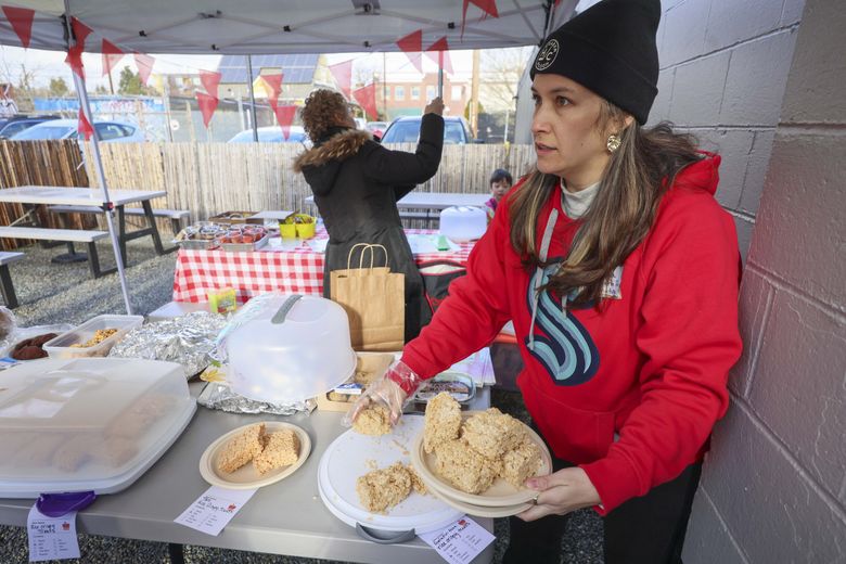 Афина Баутиста предлагает домашние сладости из воздушного риса (Rice Krispies treats) сторонникам во время акции по привлечению внимания к проблемам финансирования школ K-12, названной 