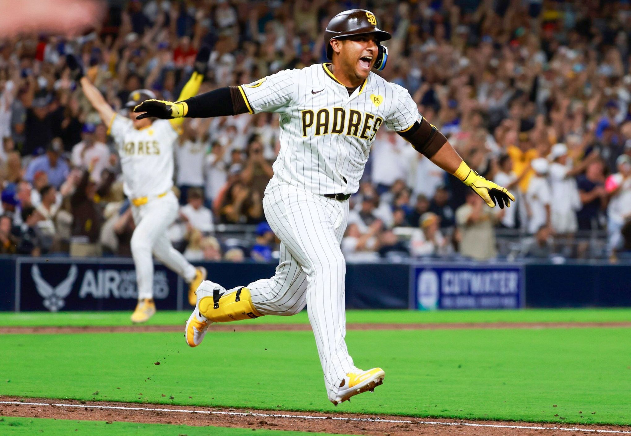 Mariners finally sign player, inking veteran infielder Donovan Solano | The  Seattle Times