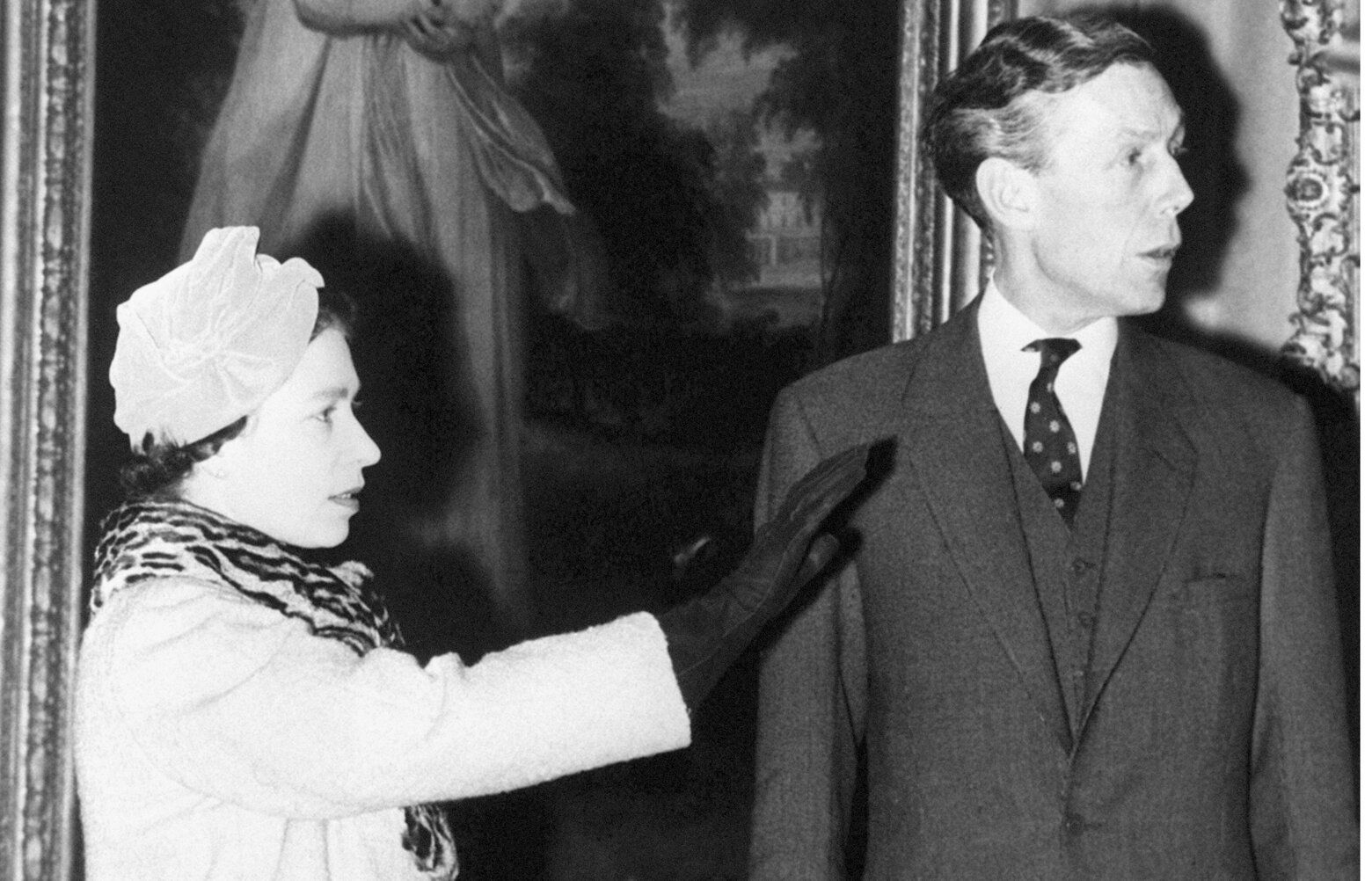 Queen Elizabeth II wasnt told about Soviet spy in her palace, declassified MI5 files show