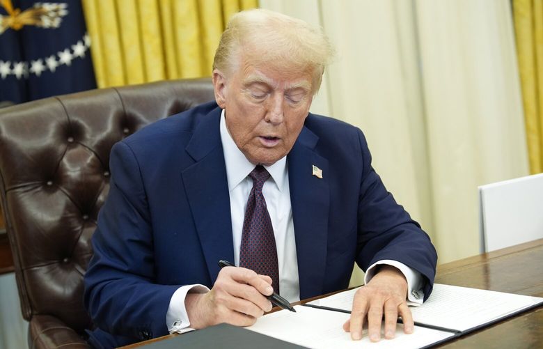U.S. President Donald Trump signs executive orders in the Oval Office of the White House in Washington, D.C., on Thursday, Jan. 23, 2025. (Yuri Gripas/Abaca Press/TNS) 133422805W 133422805W