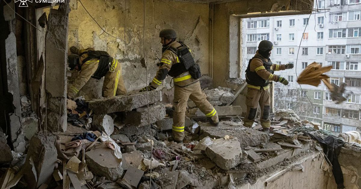 A Russian drone strikes an apartment building in Ukraine, killing at least 6