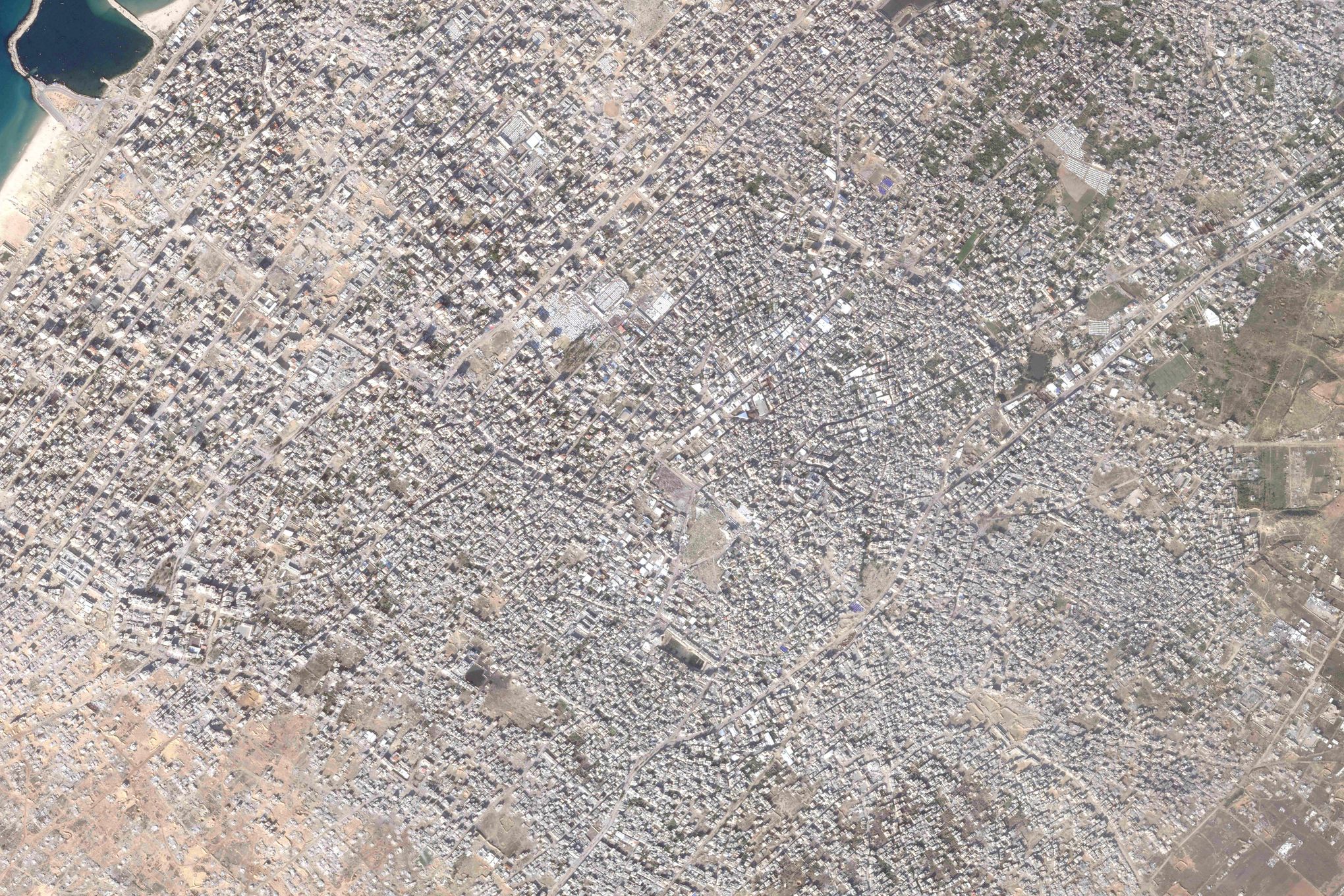 Satellite photos show the Gaza Strip before and after the devastation of  the Israel-Hamas war | The Seattle Times, image size:2040x1360