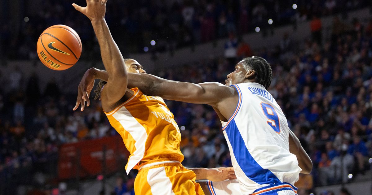 No more unbeatens: No. 8 Florida topples top-ranked Tennessee 73-43 ...