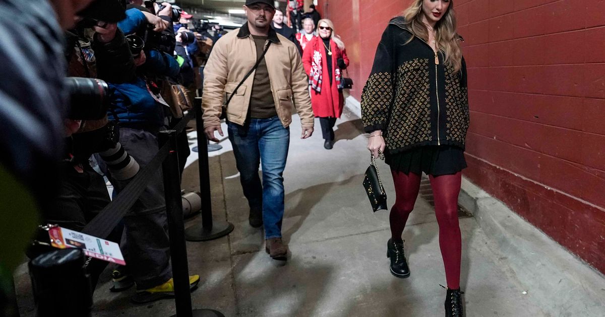 Taylor Swift arrives for AFC title game, hoping Travis Kelce and the Chiefs return to the Super Bowl