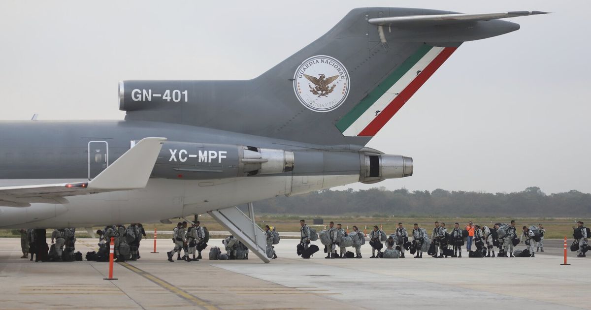 Mexico deploys the first of 10,000 National Guard troops to US border ...