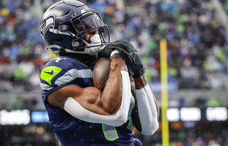 DK Metcalf socres on the 25-yard touchdown pass in the second quarter.   The Minnesota Vikings played the Seattle Seahawks in NFL Football Sunday, Dec. 22, 2024 at Lumen Field, in Seattle, WA. 228907