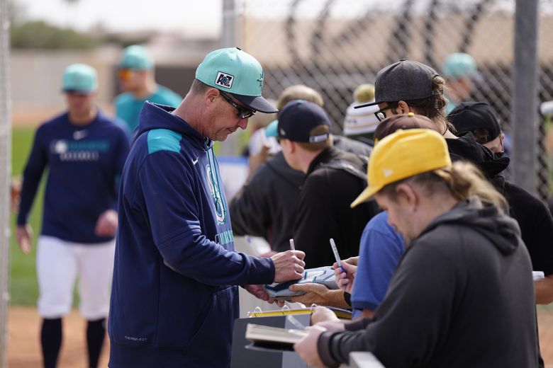 Dan Wilson signs autographs at Mariners spring training on Thursday, Feb. 13, 2025 in Peoria, Ariz. (Ben VanHouten / Seattle Mariners)