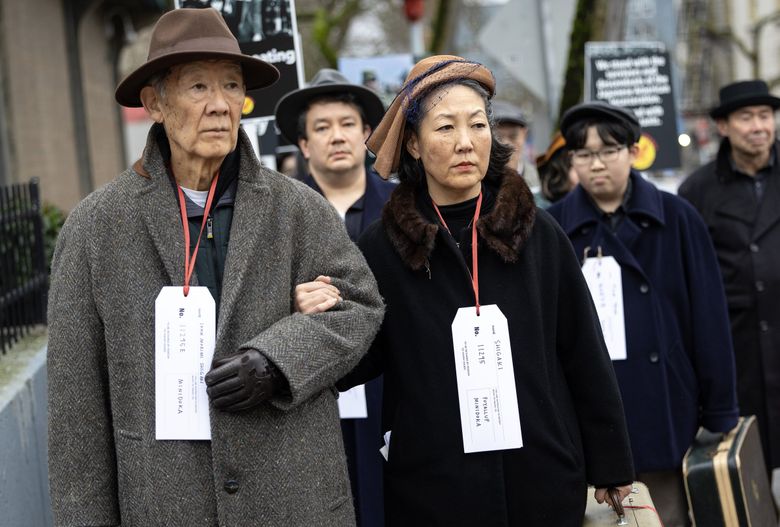 에린 시가키(Erin Shigaki)가 아빠 존(John)과 함께 수요일 시애틀에서 쓰루 포 솔리다리티(Tsuru for Solidarity)가 주최한 추모와 저항의 날(Day of Remembrance and Resistance) 행사에서 일본계 미국인의 집 강제 추방을 묘사하고 있다. 추모의 날은 프랭클린 D. 루즈벨트 대통령이 서부 해안에서 110,000명 이상의 일본계 사람들을 강제 추방하고 투옥할 수 있도록 승인한 행정 명령 9066에 서명한 것을 기념하는 날입니다. (닉 와그너/시애틀 타임즈)