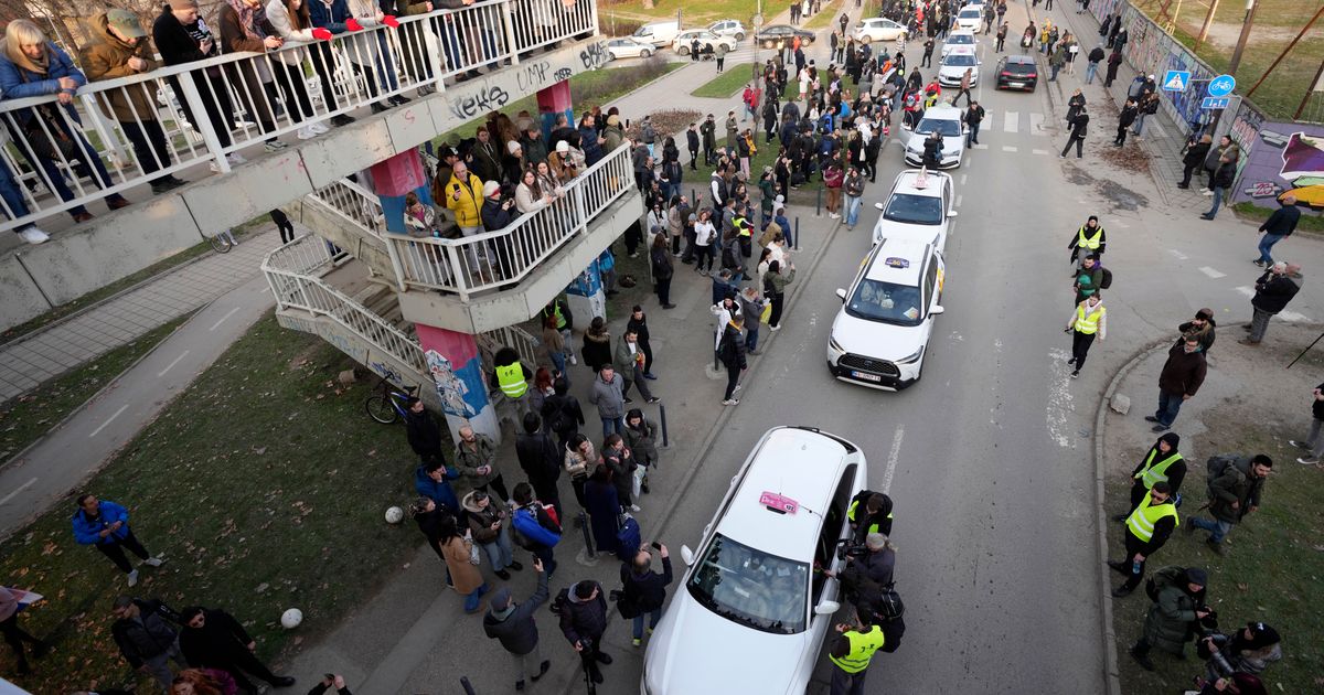 Serbian cabbies rally to bring home Belgrade students fighting against corruption