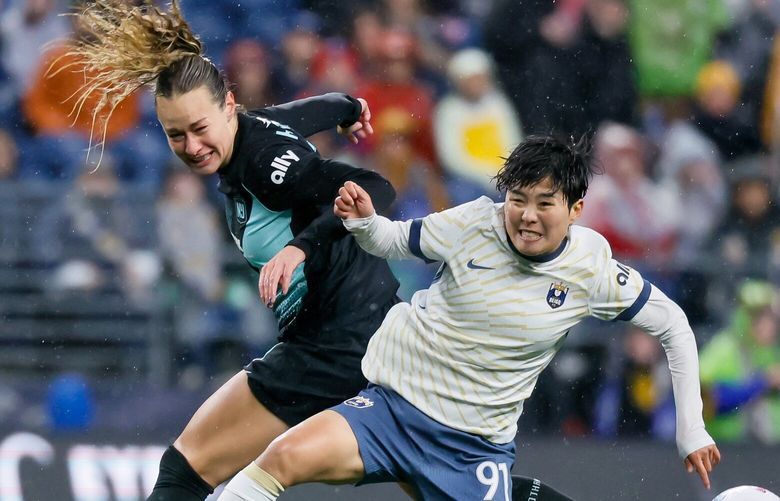 NJ/NY Gotham FC midfielder Jaelin Howell, left, and Seattle Reign FC midfielder Ji So-yun vie for a ball during the first half Saturday, March 15, 2025 in Seattle. 229494
