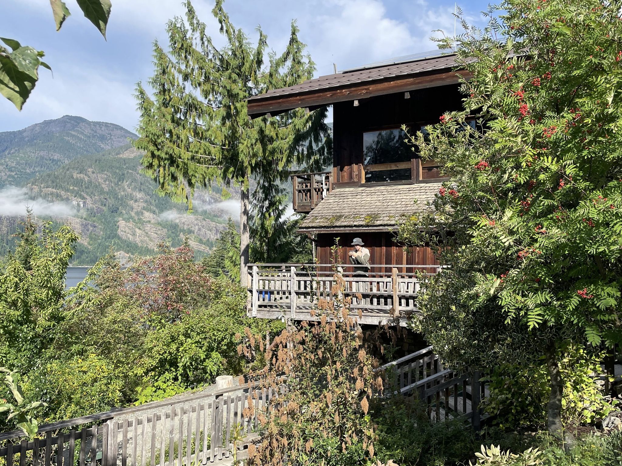 Главный дом в Strathcona Park Lodge, в 26 милях к западу от Кемпбелл-Ривер, ближайшего крупного города на центральной части острова Ванкувер. (Джулия Дуин)