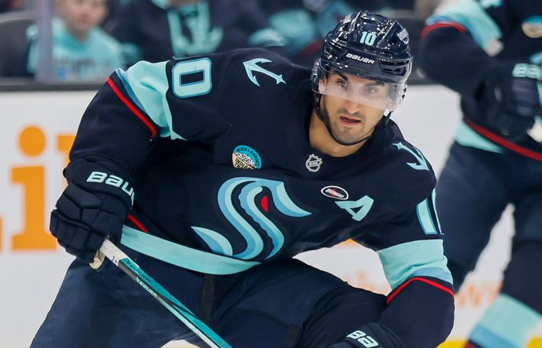 Seattle Kraken Center Matty Beniers volgt de puck af die wordt behandeld door Winnipeg Jets verdediger Josh Morrissey tijdens de eerste periode zondag 16 maart 2025 in Seattle. 229463