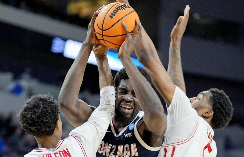 Houston guard Mylik Wilson, left, and forward Ja’Vier Francis (5) pressure Gonzaga forward Graham Ike during the second half of the second round of the NCAA college basketball tournament, March 22, 2025, in Wichita, Kan.
