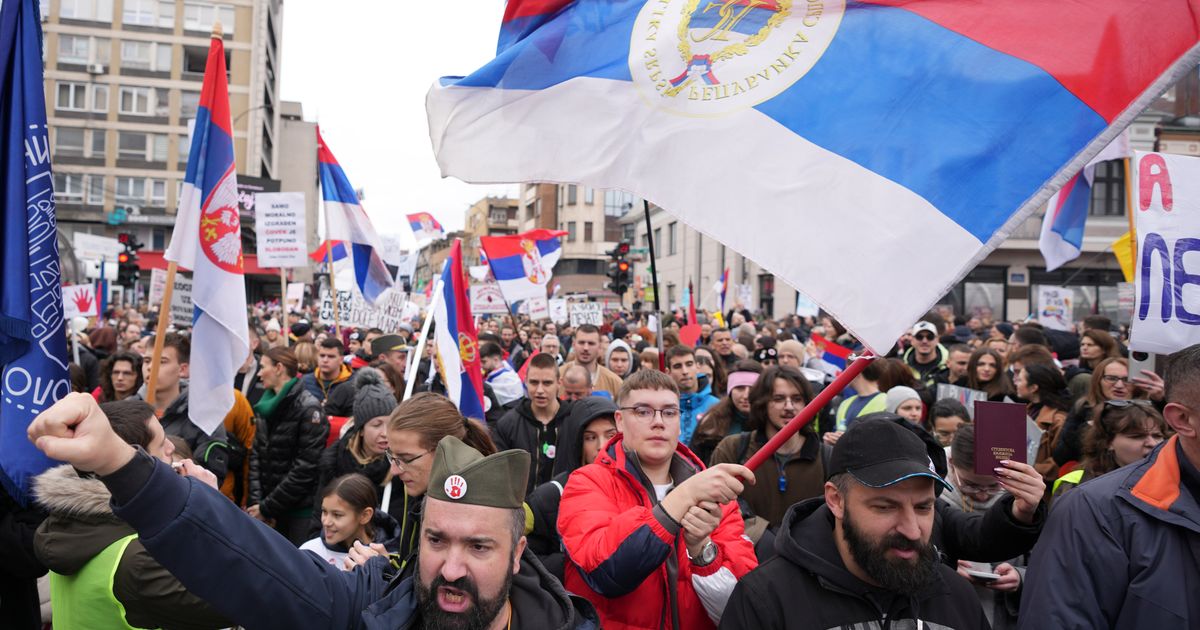 Serbiaâ€™s president apologizes for calling state TV reporter an â€˜imbecileâ€™ over coverage of protests