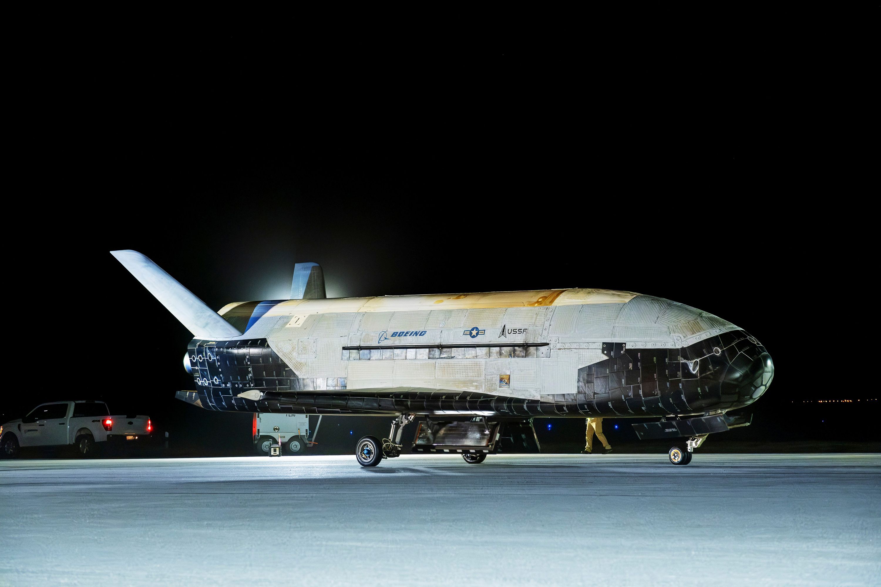 ビーム　スペースシャトル US military's mini space shuttle returns to Earth after orbiting