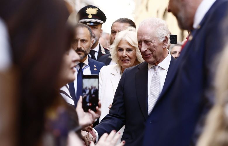 Britain’s King Charles and Queen Camilla take a walk in Rome, Wednesday, April 9, 2025. (Cecilia Fabiano/LaPresse via AP) rom902 rom902