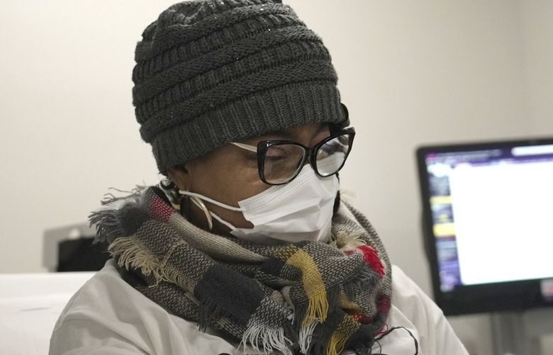 FILKE – Towana Looney, a pig kidney transplant recipient, gets a morning check-up with Dr. Jeffrey Stern at NYU Langone Health in New York, Friday, Jan. 24, 2025. (AP Photo/Shelby Lum, File) NYDD205 NYDD205