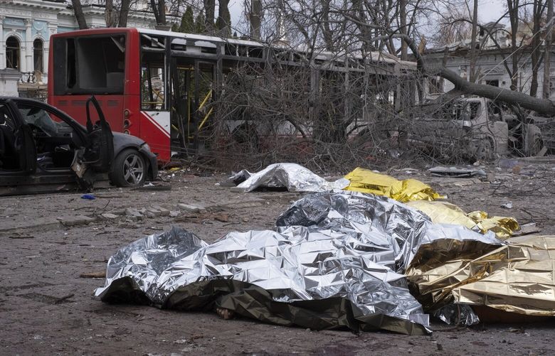 Dead bodies lie on the ground after a Russian missile strike on Sumy, Ukraine, Sunday April 13, 2025. (AP Photo/Volodymyr Hordiienko) mal306 mal306