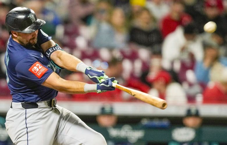 Seattle Mariners’ Cal Raleigh hits a solo home run in the seventh inning of a baseball game against the Cincinnati Reds, Wednesday, April 16, 2025, in Cincinnati.