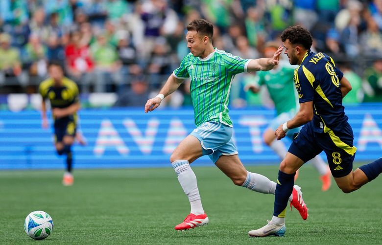 Seattle Sounders FC forward Danny Musovski tries to hold off Nashville SC midfielder Patrick Yazbek as he breaks toward the goal during the first half Saturday, April 19, 2025 in Seattle. 229791