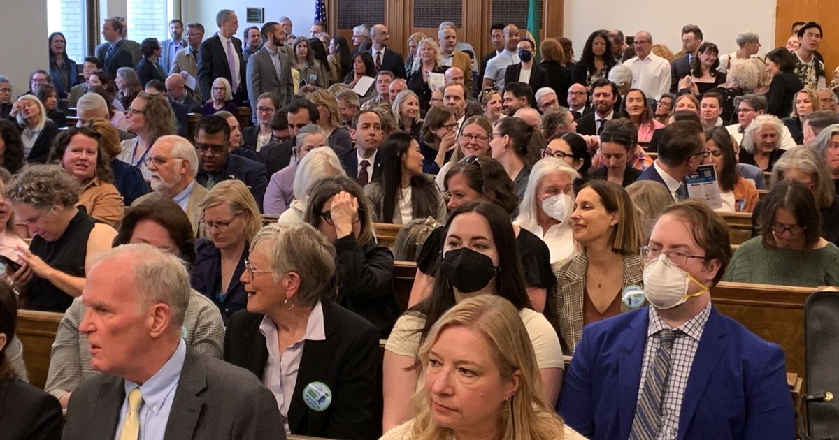 200 WA attorneys retake oath to uphold the Constitution